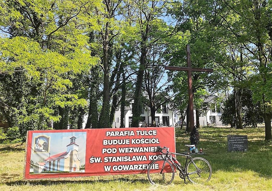 Póki co piękny zielony zagajnik. Do czasu. W zamian będzie kościół i pustynia. Gowarzewo