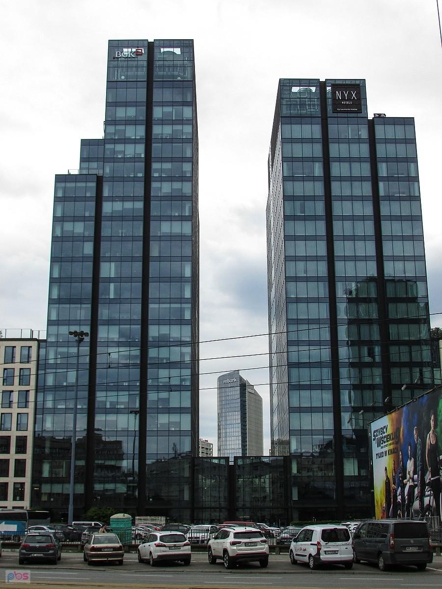Zespół budynków biurowych Varso Place, a między nimi Mennica Legacy Tower