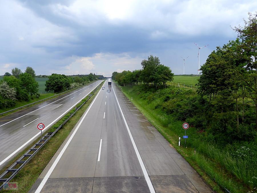 Widok na autostradę z wiaduktu