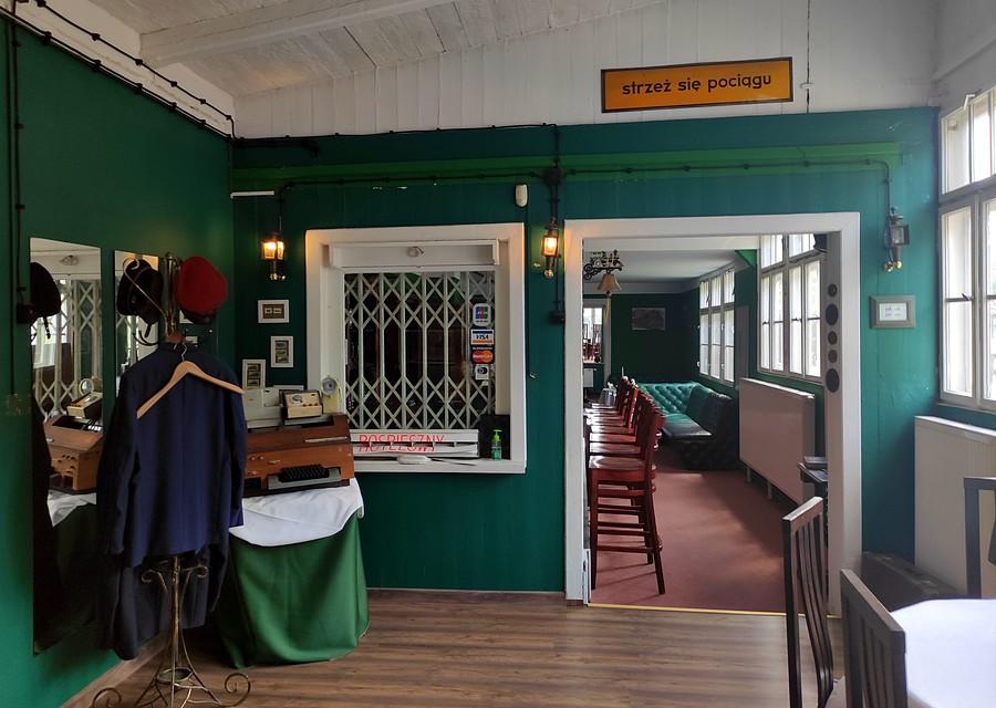 Wnętrze restauracji "Lokomotywa" w Puszczykowie