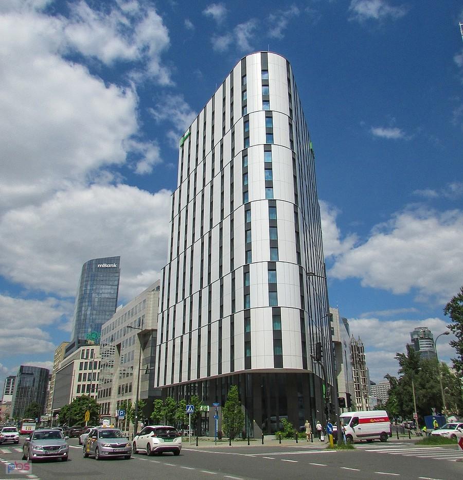 Holiday Inn na rogu Twardej i Żelaznej