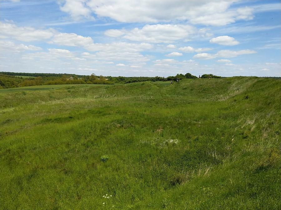 Grodzisko Stradów, zdjęcie strasznie spłaszcza