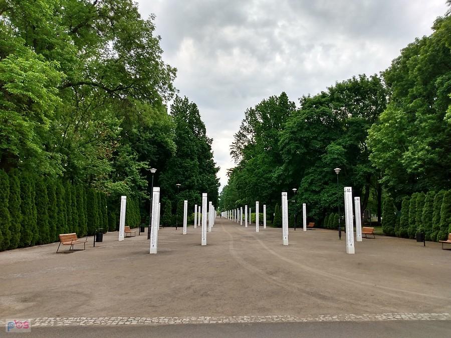 Na tych słupkach są nazwiska mieszkańców Warszawy zamordowanych po upadku powstania