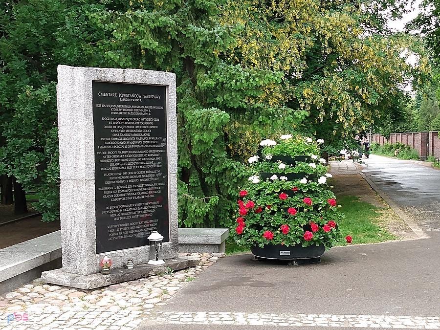 Tablica przy cmentarzu powstańców