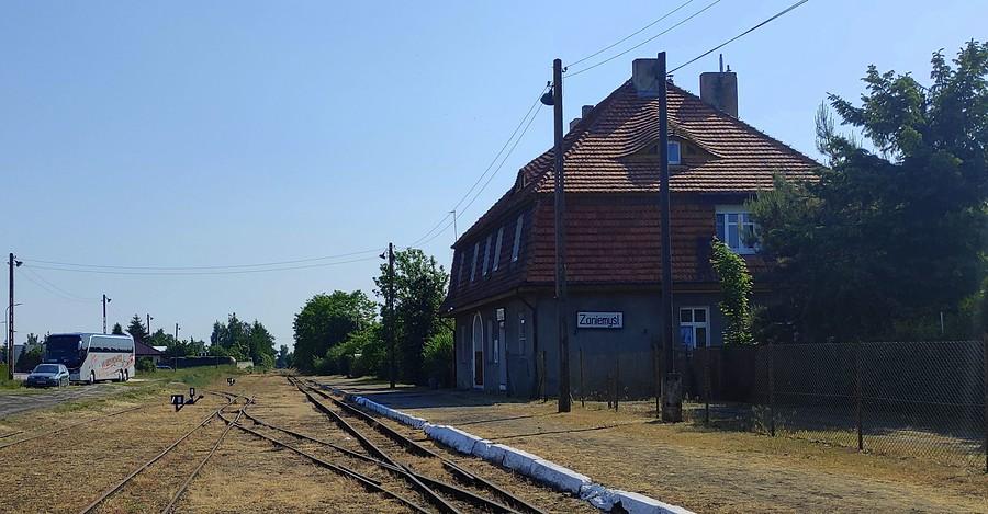 Pusta stacja wąskotorówki w Zaniemyślu