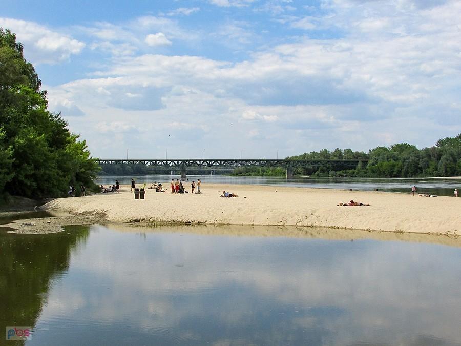 Plaża przy moście w Górze Kalwarii