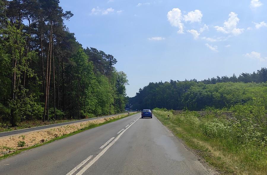 Budowa następnej niepotrzebnej śmieszki za Mieczewem. Już widzę kolarskie ustawki grzecznie cisnące na wąskim kawałeczku