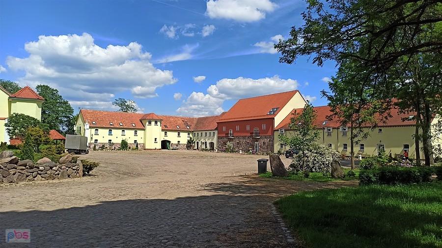 Zabudowania folwarczne przy pałacu w Składowicach. Obecnie agroturystyka Jonston