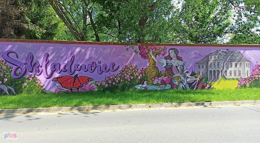 Mural na murze otaczającym pałac w Składowicach. Cz. 1