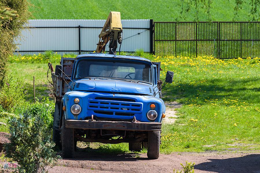 Ził 130 stojący na jednym z podwórek we wsi Sokolniki