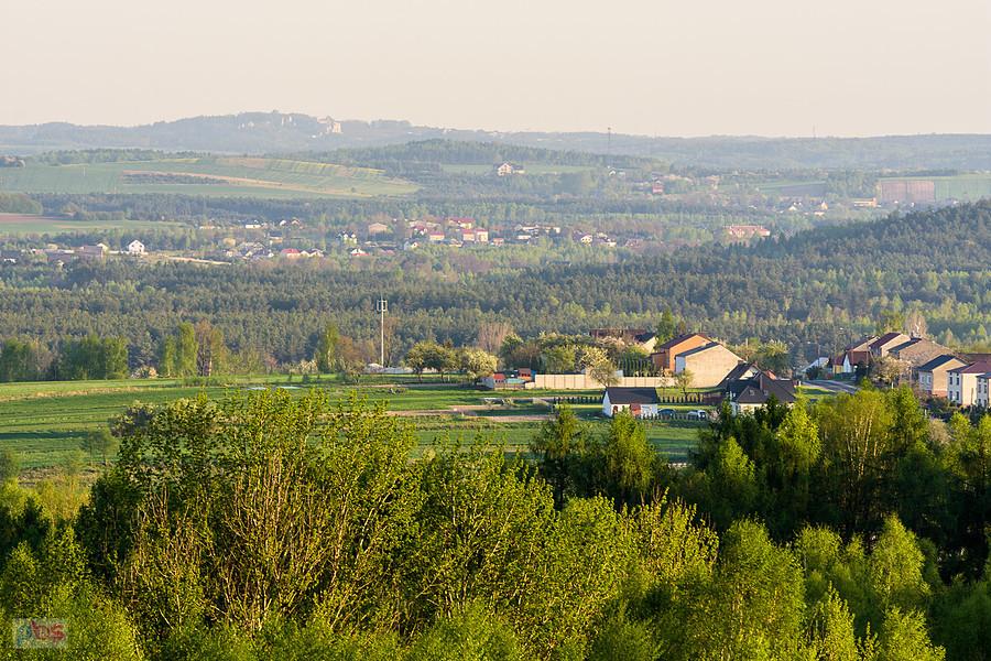 Dzibice - widok w kierunku Kroczyc (na wzgórzu widoczny również zamek w Ogrodzieńcu)
