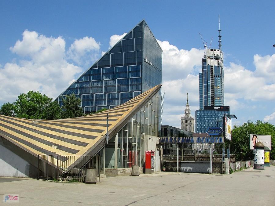Przystanek PKP Ochota zdominowany przez szkło i aluminium