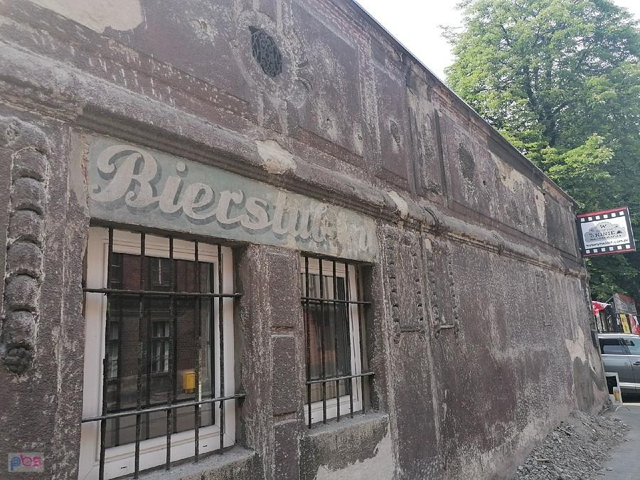 Wyłażą spod starej farby.