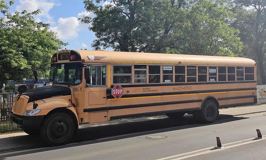 "Hamerykański" autobus szkolny na poznańskim Fabianowie