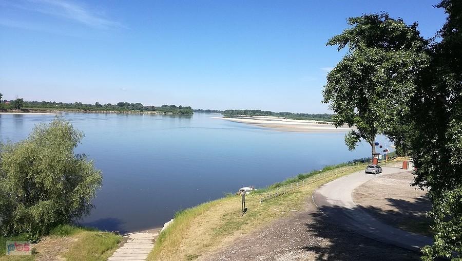 Wisła widziana z mostu drogowego jeszcze po stronie dęblińskiej.