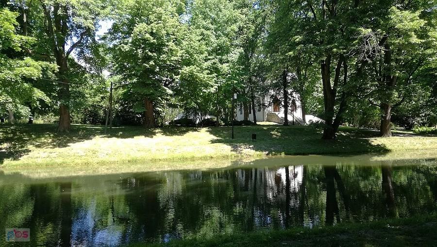 Czarnoleskie muzeum otoczone jest zadbanym parkiem i sadem jabłoniowym