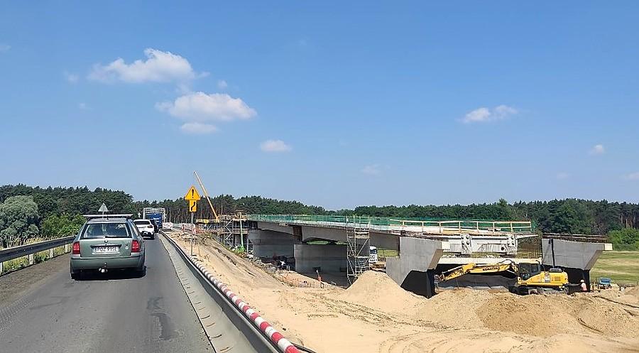 Wzdłuż budowy nowego mostu w Rogalinku