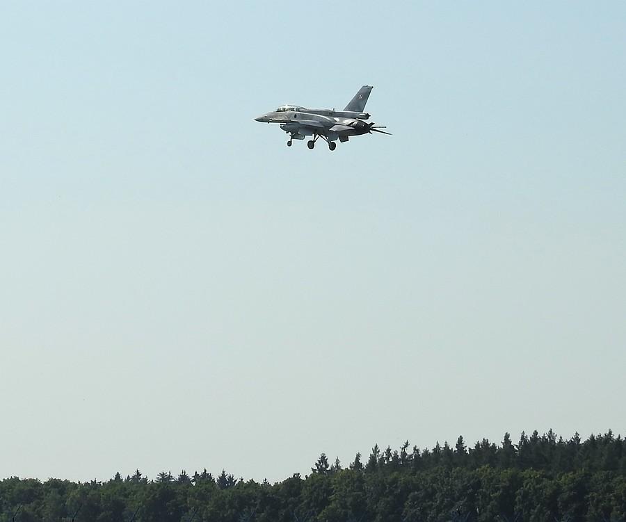 F16 ponad lasem