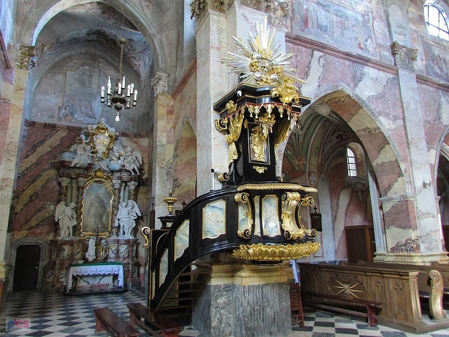 Jędrzejów - późnobarokowa ambona ozdobiona jest płaskorzeźbą przedstawiająca św. Jana Chrzciciela.