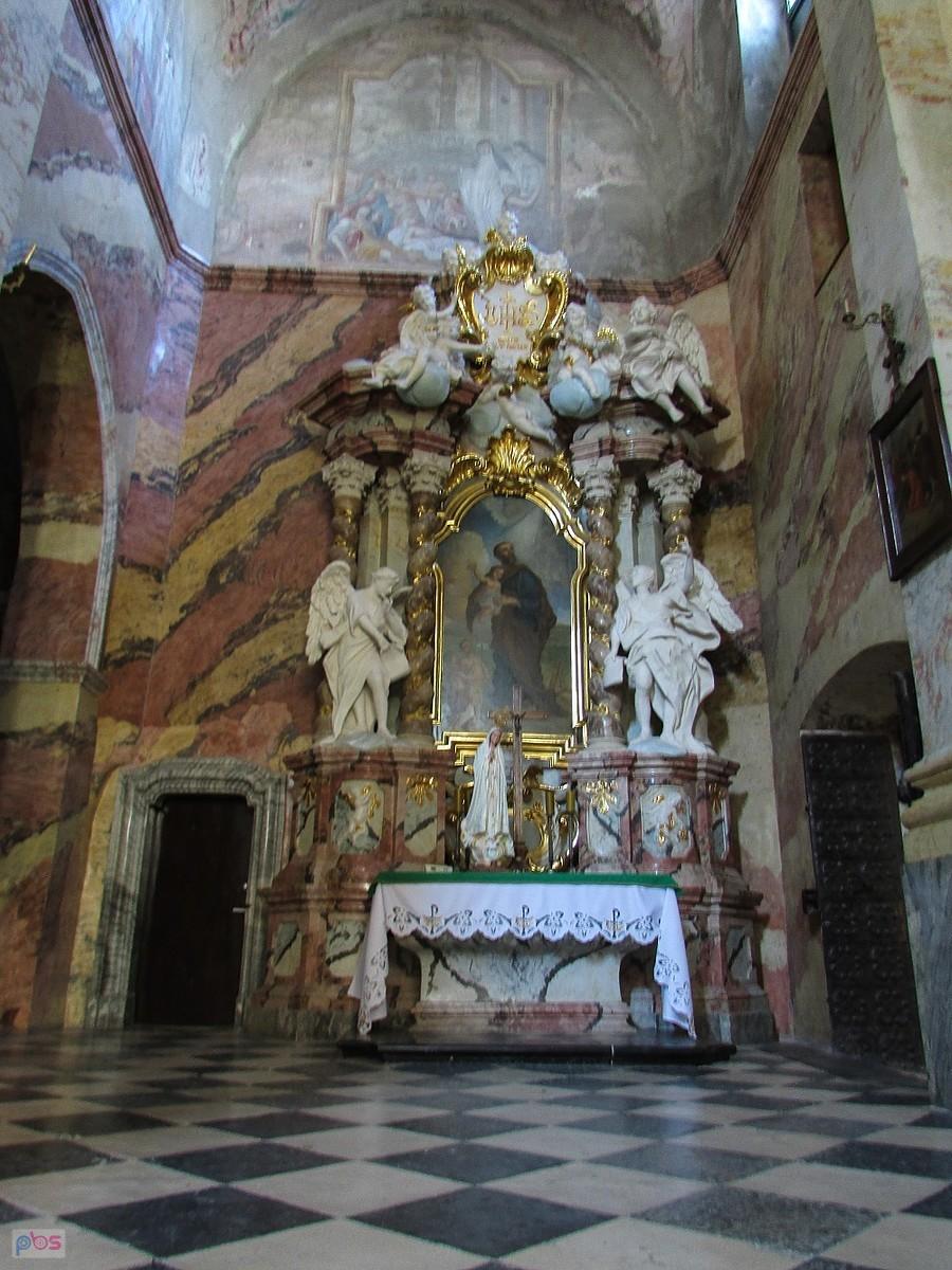 Jędrzejów - ołtarz św. Józefa Oblubieńca Matki Bożej znajdujący się przy wejsciu do bazyliki