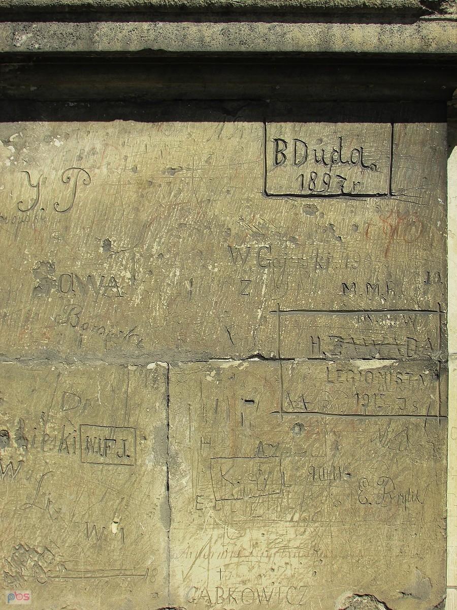 Jędrzejów - historyczni wandale zaznaczyli swój pobyt na murach bazylkiki