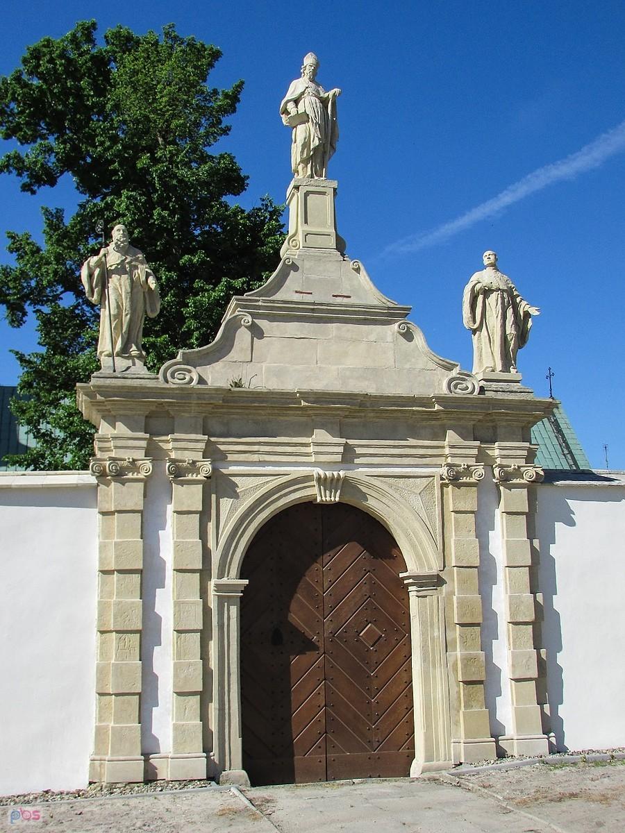 Jędrzejów - barkowa brama przy furcie klasztornej