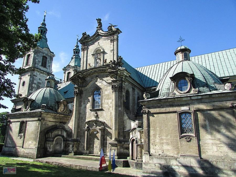 Jędrzejów - kościół cystersów od północnej strony wygląda imponująco