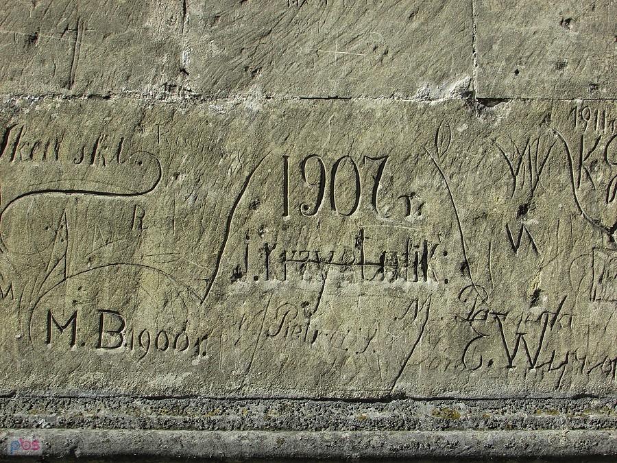 Jędrzejów - wandale z pocz. XX wieku podpisani na murach bazyliki