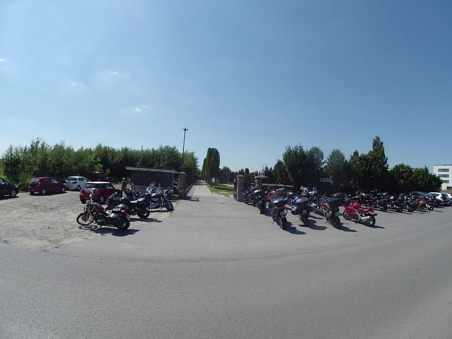 Pogrzeb motocyklisty na cmentarzu w Grabowie