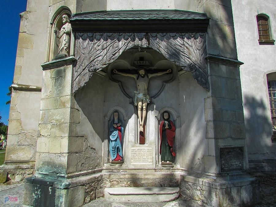 Sancygniów - grupa ukrzyżowania na ścianie wschodniej kościoła