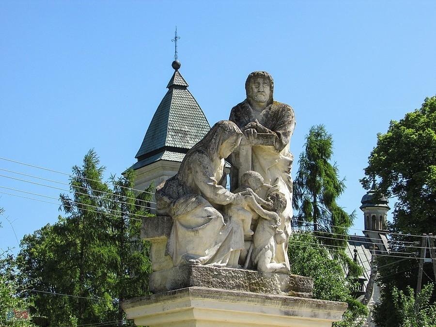 Rzeźba Święta Rodzina przed kościołem sancygniowskim