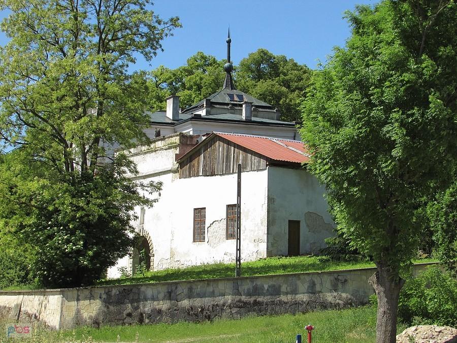 Pałac Deskurów w Sancygniowie - widok od strony kościoła