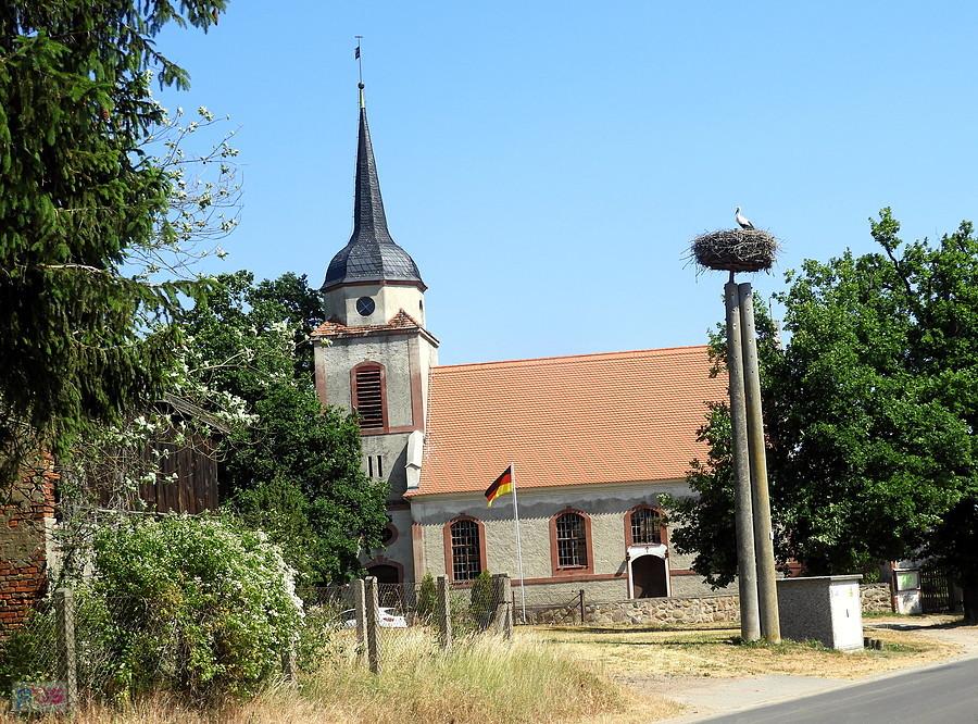 Centrum Mewegen - kościół i bocianie gniazdo.