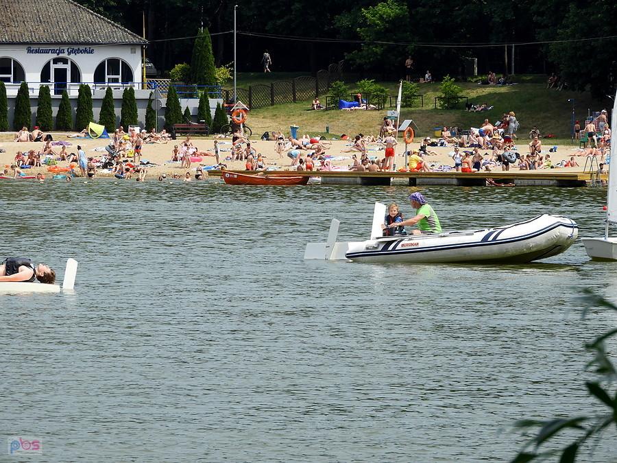 Oblężona plaża nad jeziorem Głębokie.