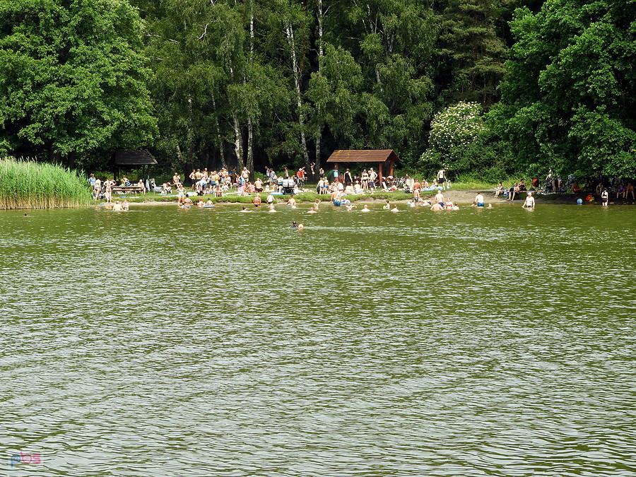 Jezioro Głębokie - ciasno na plaży.