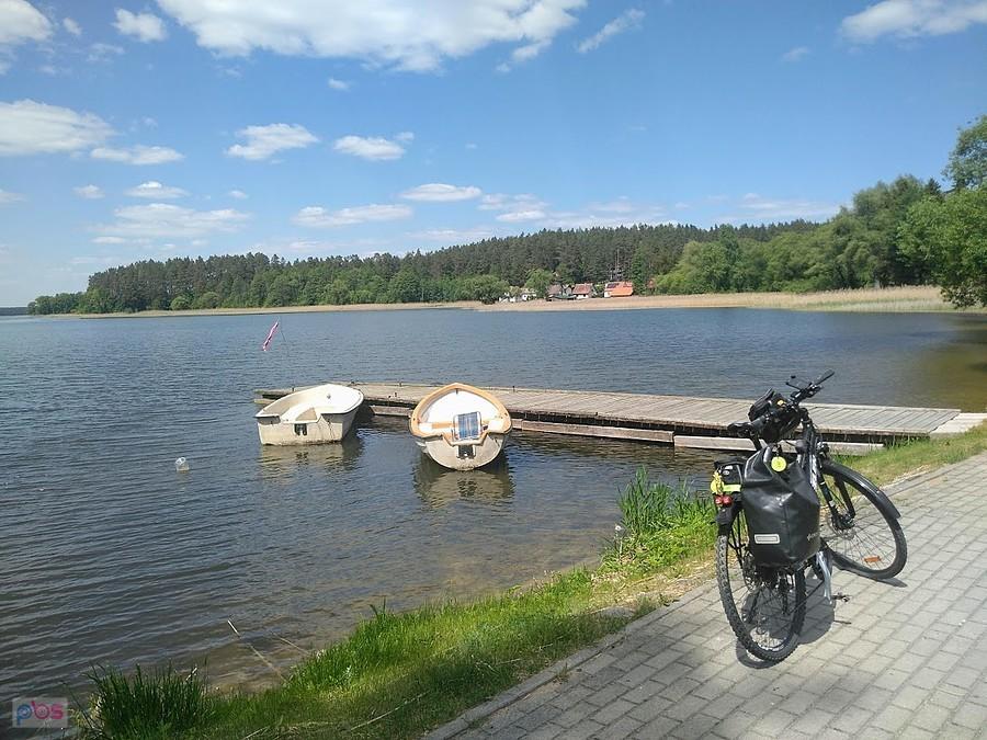 Rower przy jeziorze na Mazurach
