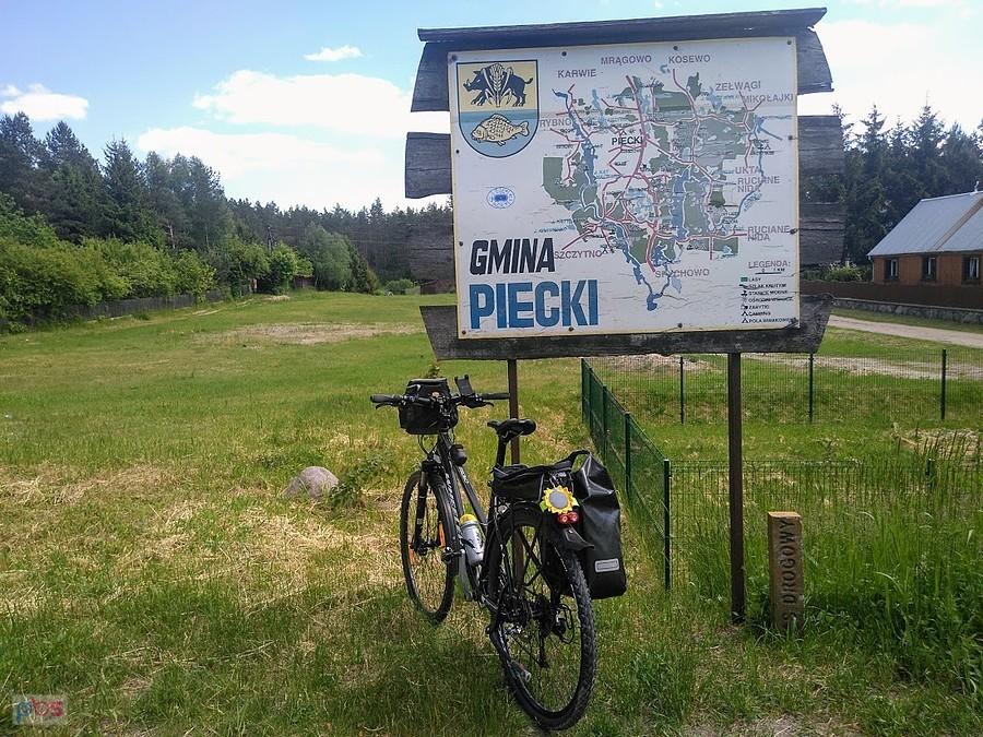 Rower turystyczny przy tablicy Gmina Piecki