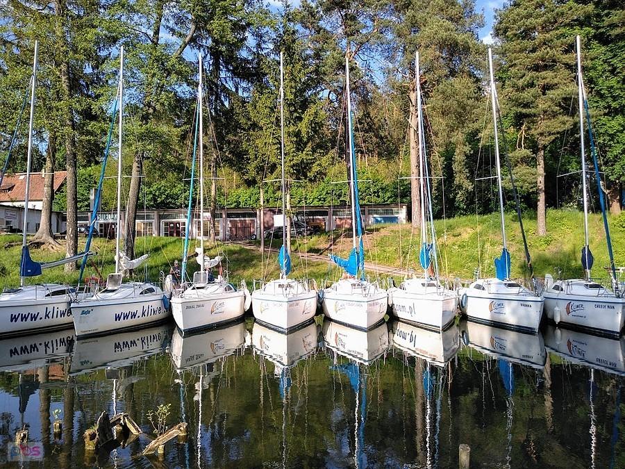 Żaglówki w marinie nad jeziorem