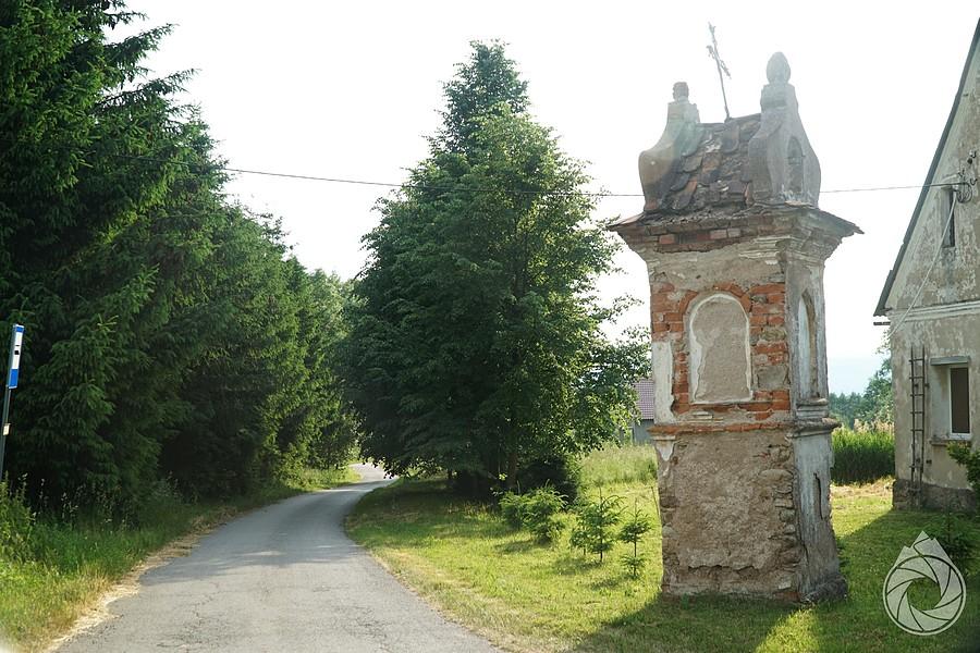 kapliczka gdzieś na rozdrożu przed Domaszkowem