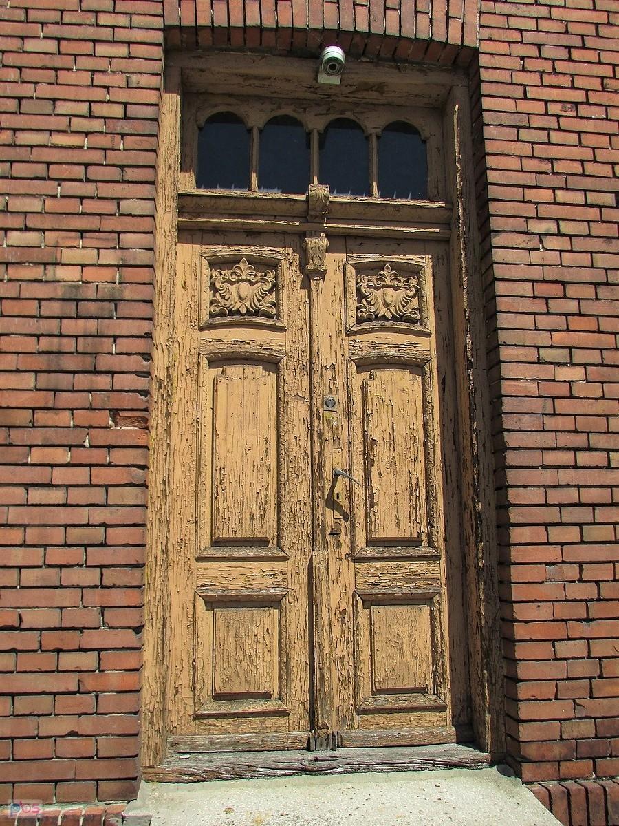 Jedne z trzech drzwi wikarówki w Działoszycach, budynek powstał w 1935 roku