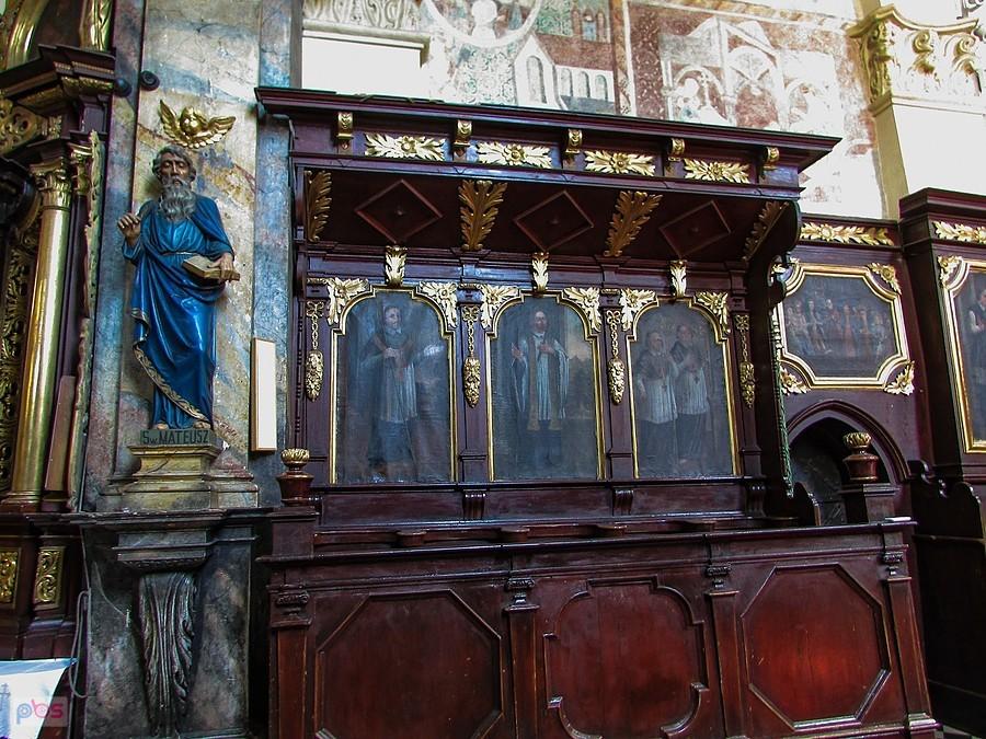 Działoszyce - stalle zdobione malaturą z przedstawieniem swiętych