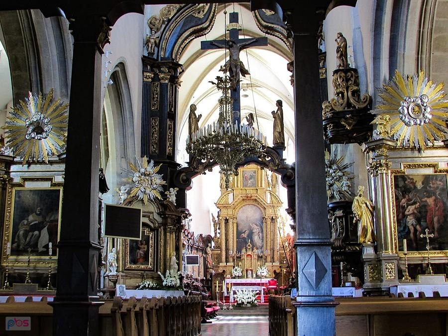 Skalbmierz - we wnętrzu kościoła uwagę zwraca imponujących rozmiarów belka tęczowa