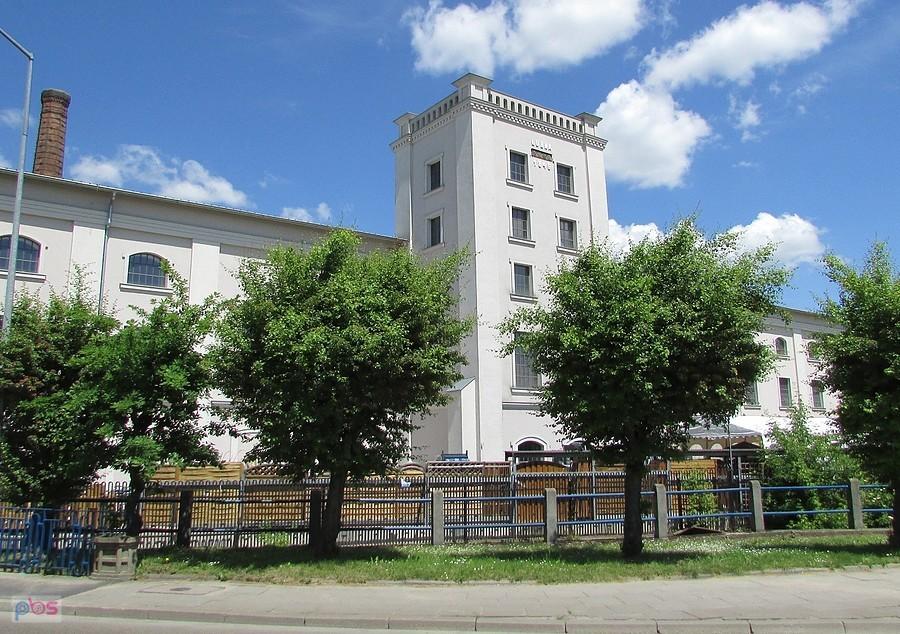 Kazimierza Wielka - budynki cukrowni Łubna - na szczycie budynku data powstania 1845 rok