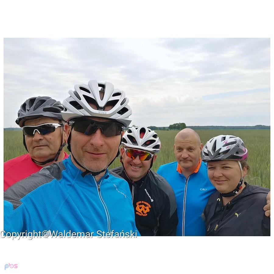 Gdzieś na trasie od prawej Lena,Grzegorz,Goździk,Waldek i Andrzej