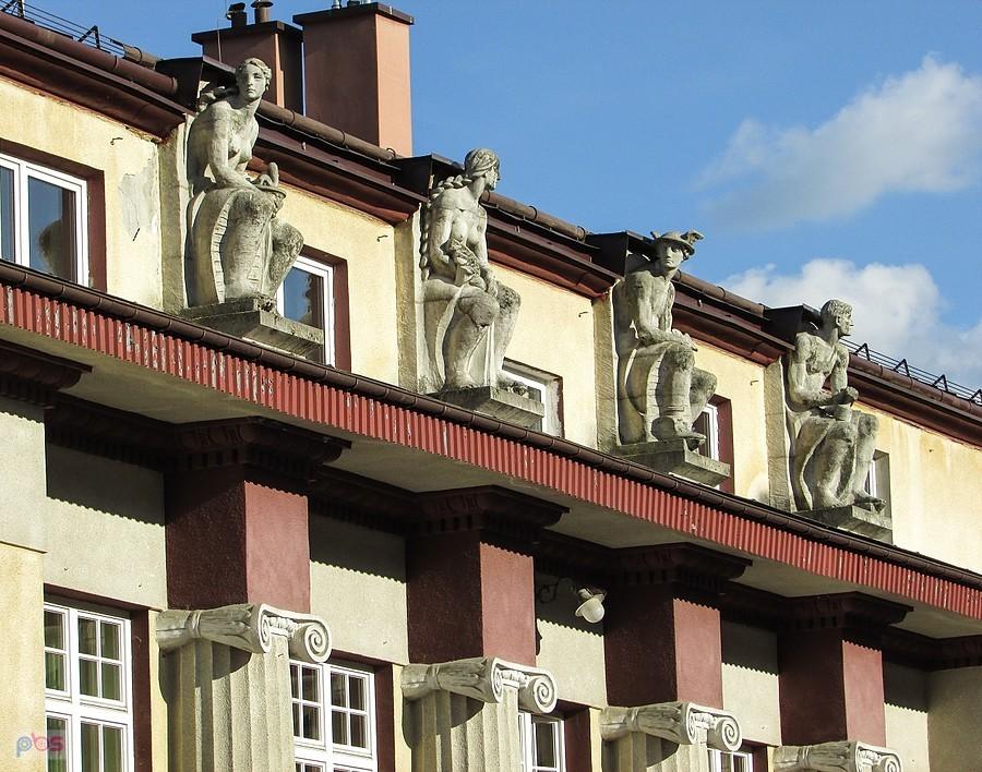Rzeźby wieńczące budynek Urzędu Miasta w Krynicy Zdroju