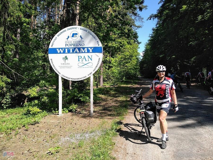 Rowerzysta na mazurskim szlaku