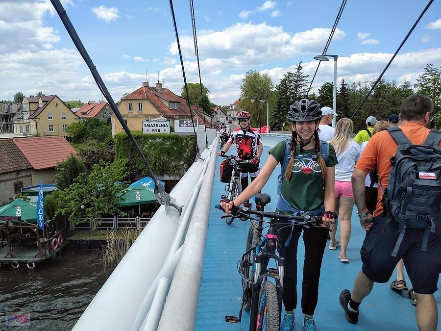 Rowerzystka na moście