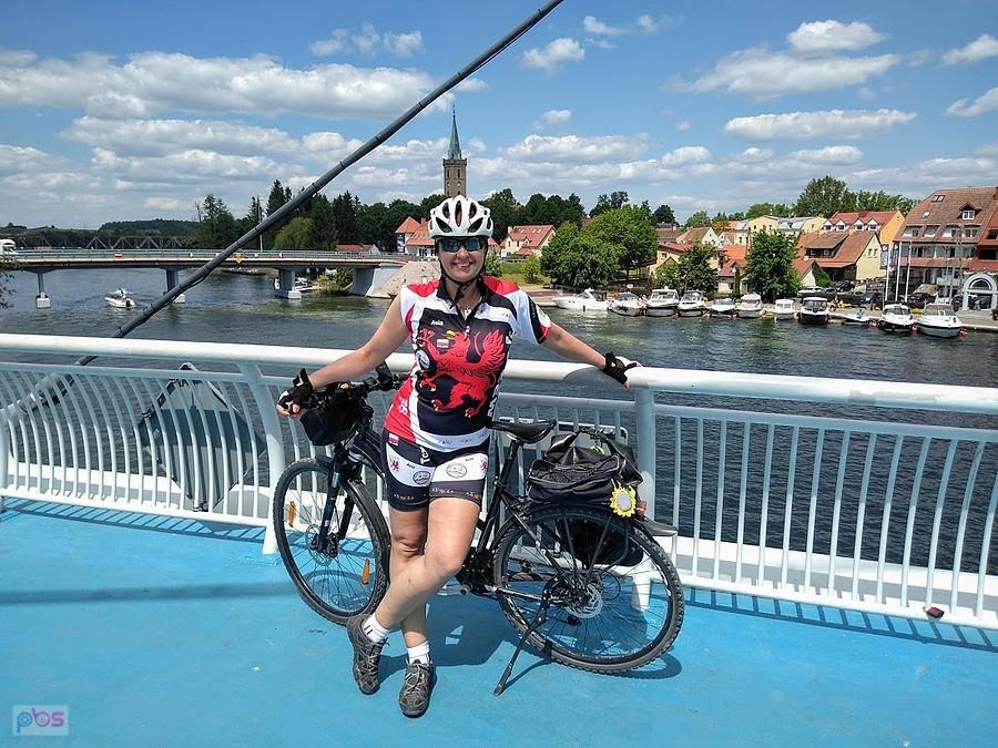 Rowerzystka na moście w Mikołajkach