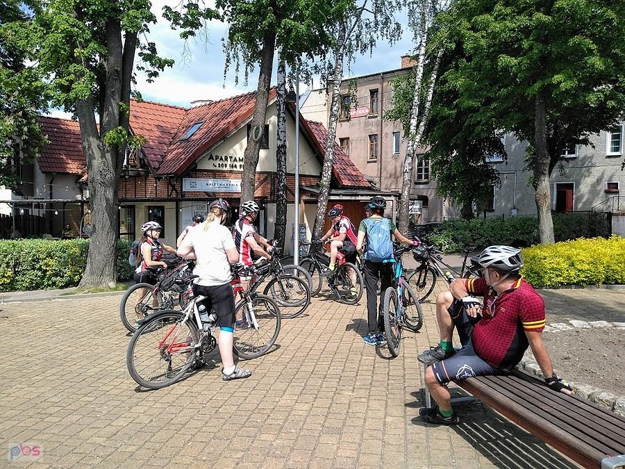 Grupa rowerzystów na placu