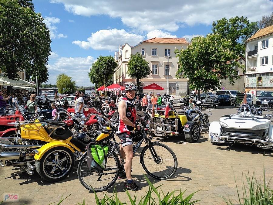 Rowerzysta na rowerze podczas zlotu motocykli w Mikołajkach
